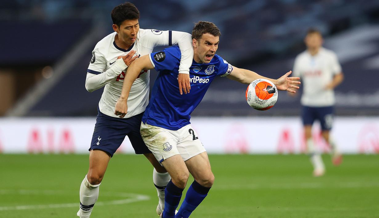 Striker Tottenham Hotspur, Son Heung-Min, berebut bola dengan bek Everton, Seamus Coleman, pada laga lanjutan Premier League di Tottenham Stadium, Selasa (7/7/2020) dini hari WIB. Tottenham menang 1-0 atas Everton. (AFP/Adam Davy/pool)
