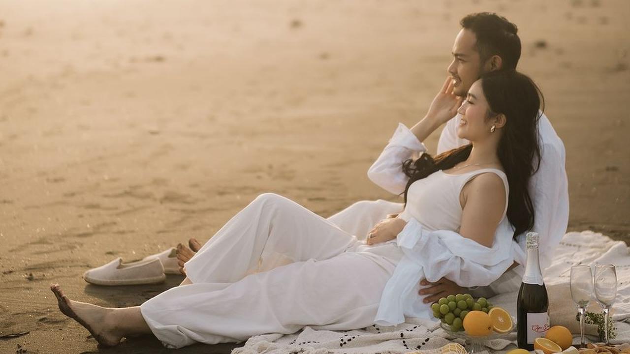Potret Prewedding Febby Rastanty dan Drajad Jumantara, Sang Artis Cantik Bergaun Putih - Romantis Pose Pinggir Pantai