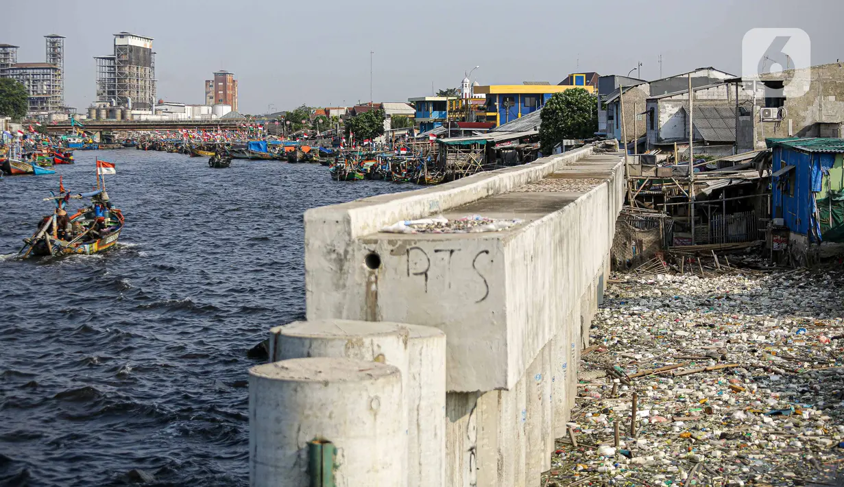 Aktivitas masyarakat di kawasan Cilincing, Jakarta, Selasa (2/8/2021). Lembaga Antariksa Amerika Serikat (NASA) memperkirakan wilayah Jakarta bagian Utara akan tenggelam akibat kenaikan permukaan air laut imbas pemanasan global dan pencairan lapisan es. (Liputan6.com/Faizal Fanani)