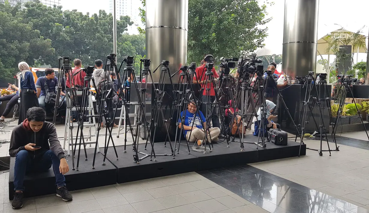 Sejumlah awak media bersiap jelang kedatangan penyidik KPK Novel Bawesdan di Gedung KPK, Jakarta, Kamis (22/2). Kedua mata Novel harus menjalani serangkaian operasi untuk penyembuhan. (Liputan6.com/Herman Zakharia)