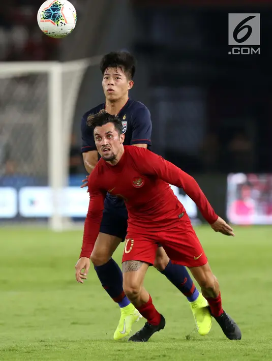 Pemain Timnas Indonesia, Stefano Lilipaly berebut bola dengan pemain Thailand pada laga Grup G Penyisihan Kualifikasi Piala Dunia 2022 zona Asia di Stadion Utama Gelora Bung Karno, Jakarta, Selasa (10/9/2019). Babak pertama kedua tim bermain imbang 0-0. (Liputan6.com/Helmi Fithriansyah)