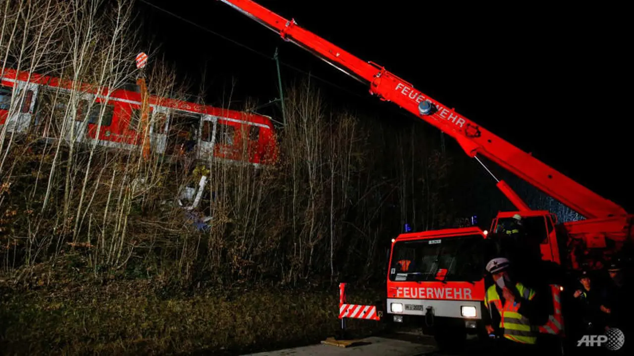 Lokasi kecelakaan kereta komuter S-bahn di mana satu orang tewas dan lebih dari sepuluh terluka dalam tabrakan antara dua kereta pinggiran kota di Schaeftlarn di distrik Munich, Jerman selatan pada 14 Februari 2022. (Foto: AFP/Michaela Rehle)