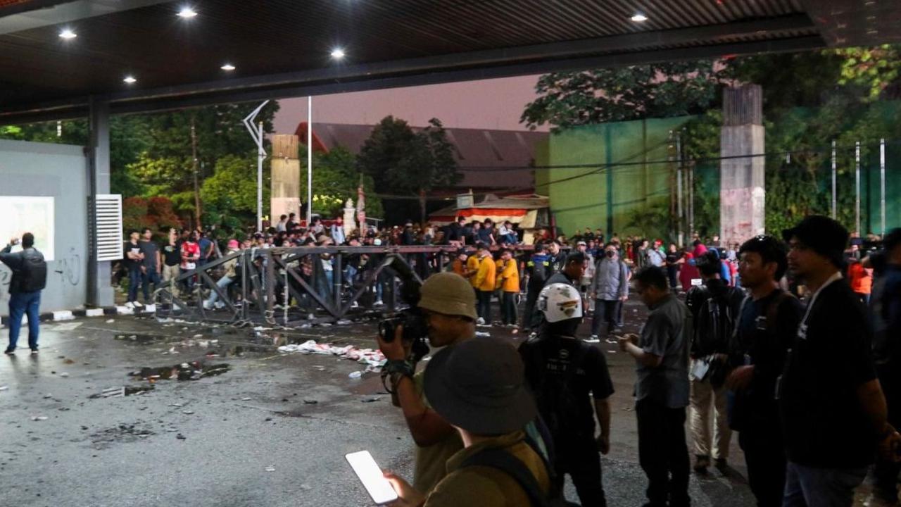 Setelah merobohkan pagar besi dan beton DPR di depan Jalan Gatot Subroto, massa pengunjuk rasa melanjutkan aksi merobohkan pintu Gerbang Pancasila Parlemen, yang merupakan akses ke Gedung DPR dari belakang. Foto: liputan6.com / Herman Zakharia