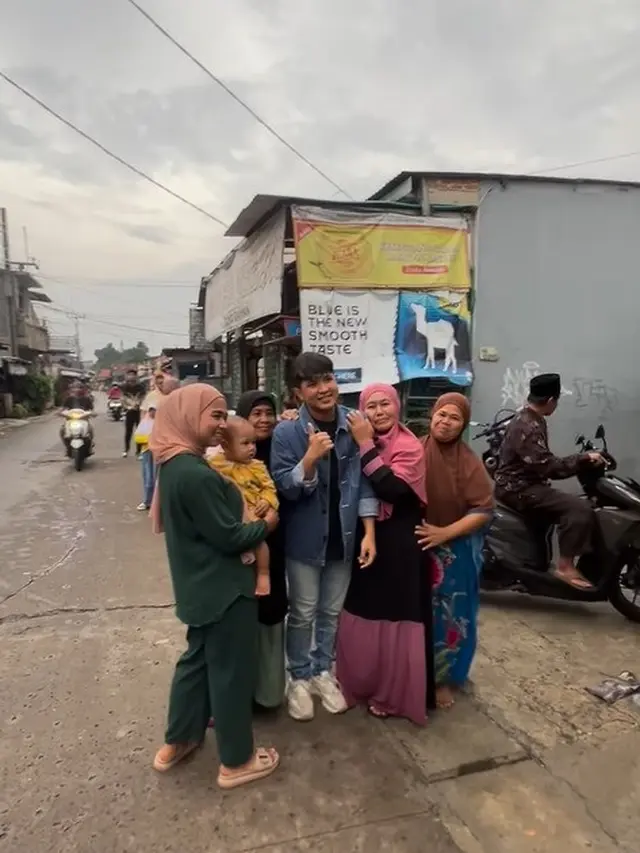 Potret Jirayut pertama kali datang ke kondangan di Indonesia (Sumber: Instagram/jirayutdaa4official)