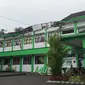 Sejumlah petugas berada di depan MAN 2 Malang yang rusak akibat gempa di Turen, Kabupaten Malang, Minggu (11/4/2021). Kejadian ini juga membuat 36 laptop, 25 PC, 20 set meja bahasa rusak. Sementara, seorang staf sekolah mengalami luka ringan setelah tertimpa genteng. (merdeka.com/Nanda F. Ibrahim)