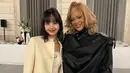 Salah satu foto mencuri perhatian memperlihatkan Lisa berpose bareng penyanyi dan pebisnis Rihanna. Lisa berpose di samping Rihanna yang kala itu tampil dengan pakaian serba hitamnya. [@lalalalisa_m]