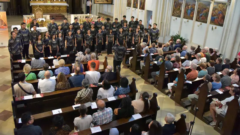 Grup Paduan Suara Voca Erudita saat tampil di Gereja Maria am Gestade, Wina, untuk merayakan 70 tahun hubungan diplomatik Indonesia-Austria pada Senin (8/7/2024).