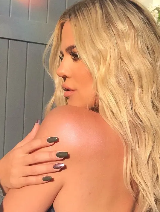 KoKo pun membuat para penggemar terkejut dengan perubahan tubuhnya usai lima bulan melahirkan True. (instagram/khloekardashian)