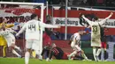 Selebrasi para pemain Benfica setelah Arthur Cabral (kiri) mencetak gol ketiga ke gawang RB Salzburg pada laga matchday keenam Grup D Liga Champions 2023/2024 di Red Bull Arena, Salzburg, Austria, Rabu (13/12/2023) dini hari WIB. (AP Photo/Matthias Schrader)