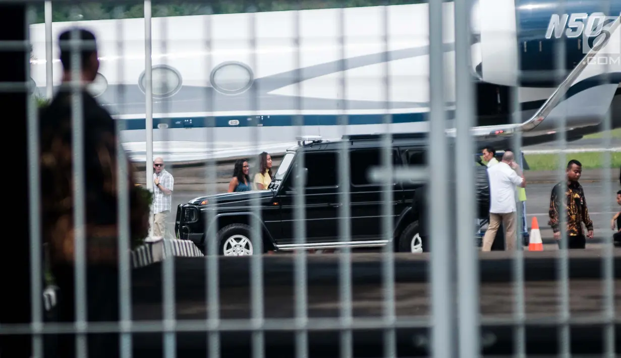 Dua putri Presiden ke-44 AS Barack Obama, Malia dan Sasha tiba di Bandara Halim Perdana Kusuma, Jakarta, Jumat (30/6). Obama dan rombongan menggunakan pesawat Western Air Charter INC DBA Jet Edge Gulfstream G-V N50J. (Liputan6.com/Gempur M Surya)