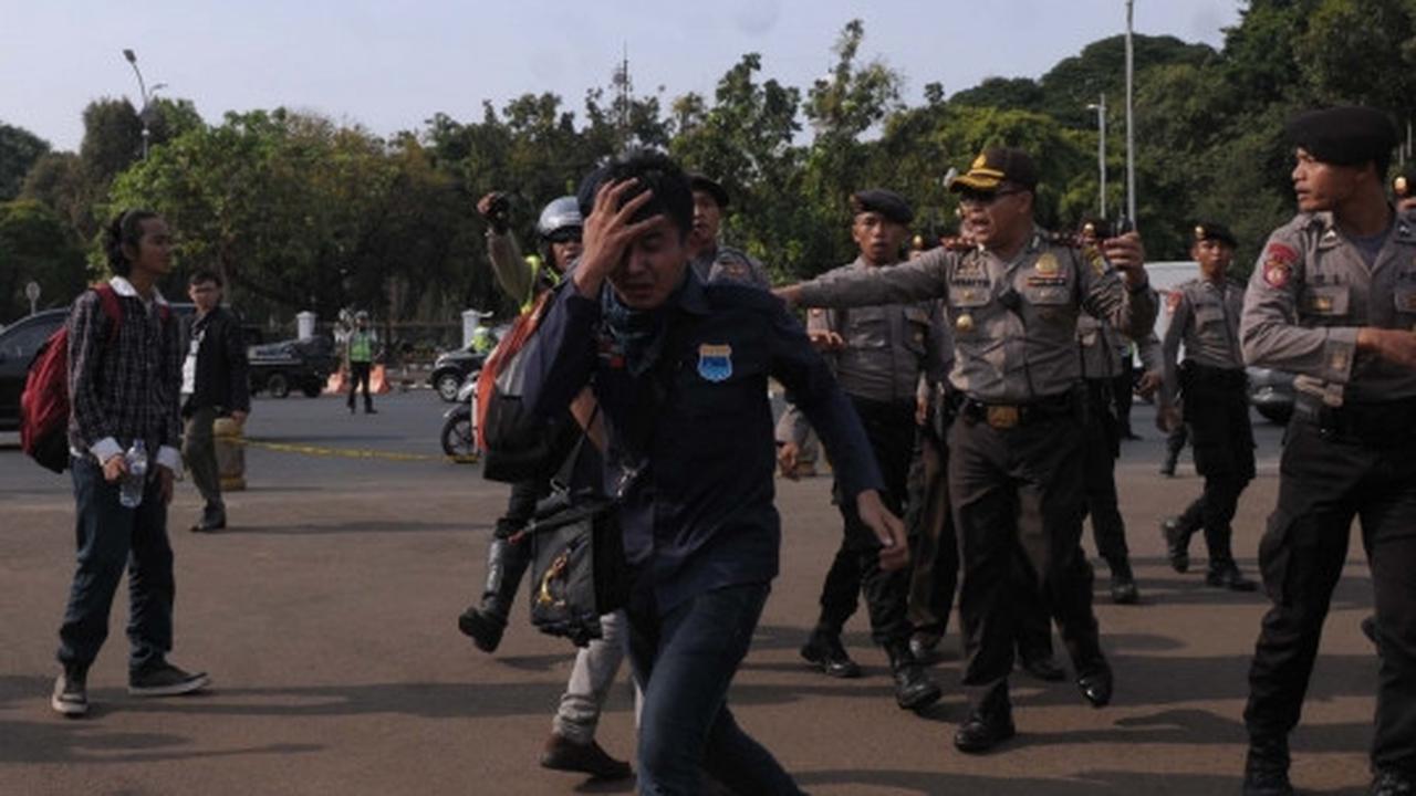 Demo setahun kinerja Jokowi-JK di Istana berujung bentrok