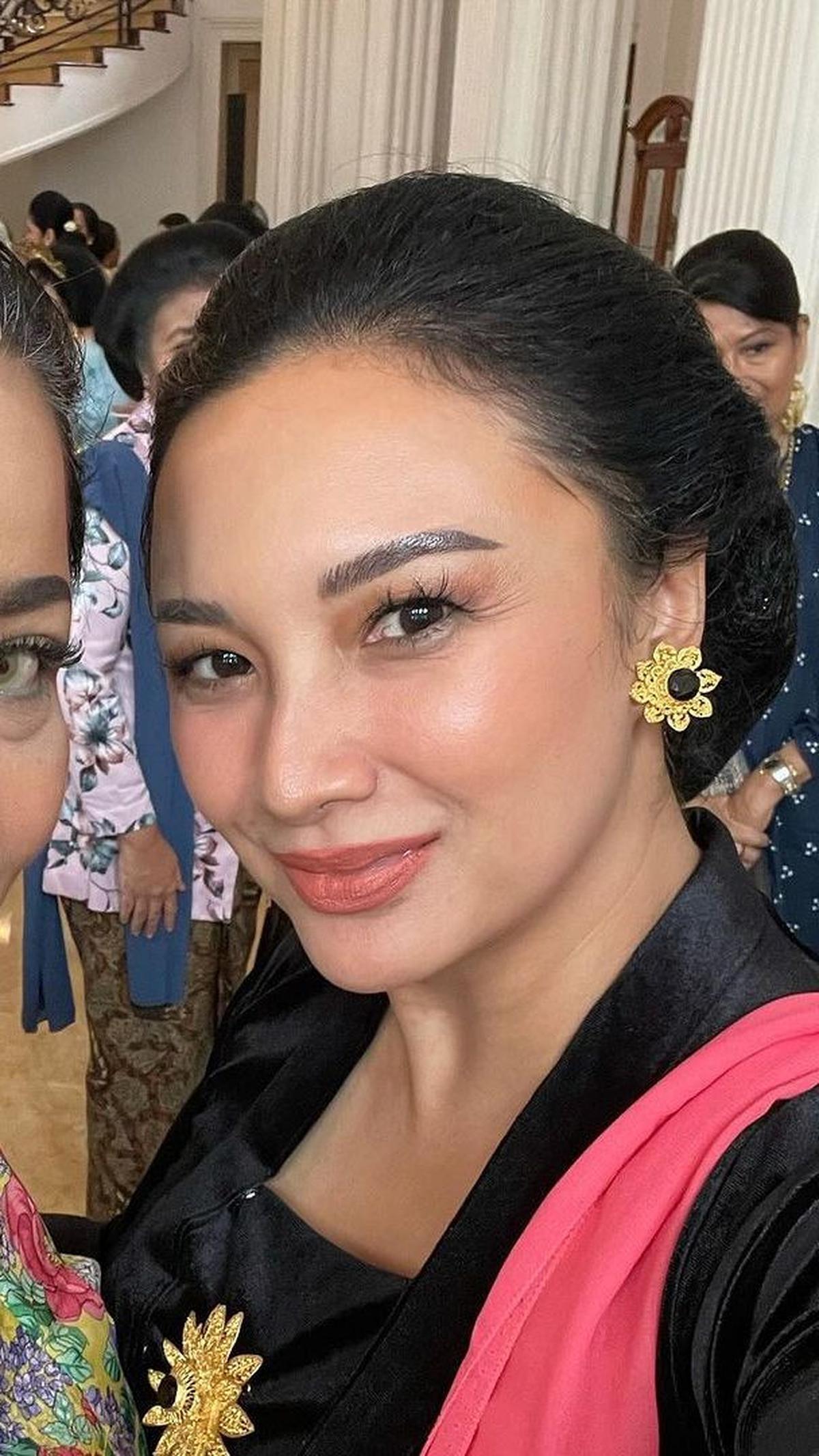 Kecantikan Tata pada momen itu membuat netizen kagum. Tata dinilai selalu cantik di setiap waktu.&nbsp;