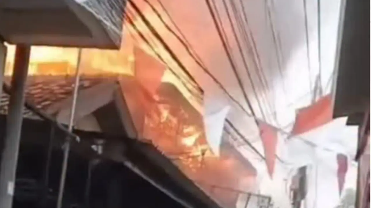 Kebakaran di permukiman padat Gambir. (tangkapan layar video).