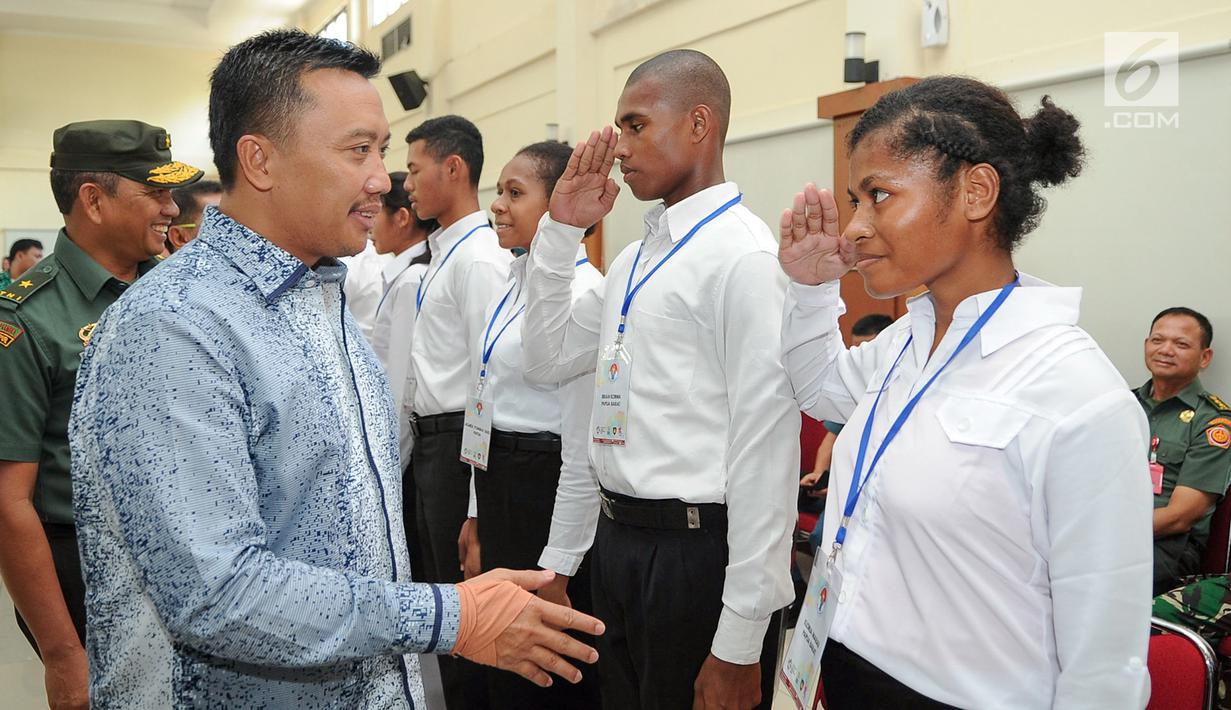 Menpora Imam Nahrawi menyalami calon Paskibraka Nasional 2017 usai pembukaan Pusdiklat di PP-PON Cibubur, Jakarta, Rabu (26/7). Sebanyak 68 putra dan putri terbaik dari 34 Provinsi di Indonesia menjalani Pusdiklat. (Liputan6.com/Yoppy Renato)