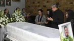 Presiden RI ke 6, Susilo Bambang Yudhoyono memberikan ucapan belasungkawa di rumah duka Mike Mohede di Tangerang Selatan, Banten, Senin (01/08).Sebelumnya Mike Mohede pernah mengisi acara ulang tahun SBY. (Liputan6.com/ Herman Zakharia)