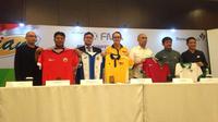 Perwakilan dari Nine Sports, Persija Jakarta, Espanyol, Giant, PSSI, dan Timnas Indonesia U-19 berfoto bersama usai sesi konferensi pers kegiatan Jagoan Bola Giant untuk Indonesia di Hotel Fairmont, Senayan, Rabu (21/6/2017). (Bola.com/Benediktus Gerendo)