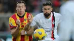 Pemain AC Milan Olivier Giroud (kanan) berebut bola dengan pemain Lecce Federico Baschirotto pada pertandingan sepak bola Serie A Liga Italia di Stadion Ettore Giardiniero, Lecce, Italia, Sabtu (11/11/2023). (Carlo Hermann/AFP)