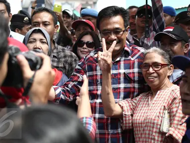 Cawagub DKI Jakarta, Djarot Saiful Hidayat saat tiba mengunjungi warga Kampung Makasar, Jakarta, Kamis (8/12). Dengan disambut warga dan anak-anak Djarot menyusuri Jalan Kerja Bakti yang menjadi lokasi blusukan-nya. (Liputan6.com/Faizal Fanani)