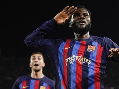 Pemain Barcelona, Franck Kessie melakukan selebrasi setelah mencetak gol kemenangan timnya ke gawang Real Madrid pada laga pekan ke-26 Liga Spanyol 2022/2023 di Camp Nou, Barcelona, Senin (20/03/2023). Blaugrana menang dengan skor 2-1 pada pertandingan yang bertajuk El Classico tersebut. (AP Photo/Joan Mateu)