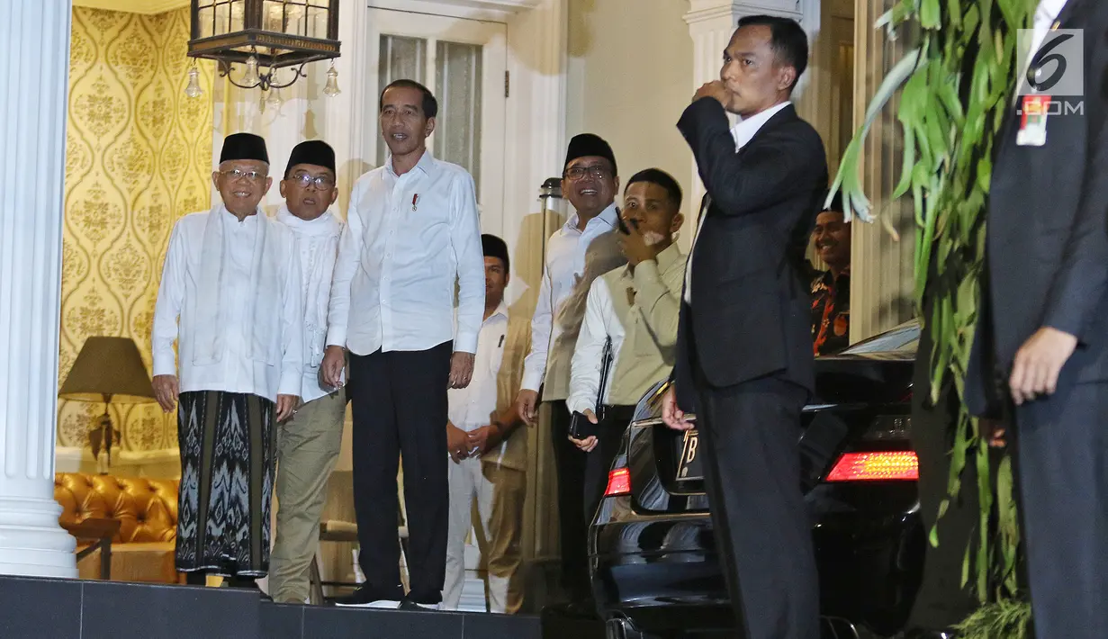 Pasangan capres-cawapres nomor urut 01 Joko Widodo (tiga kiri) dan Ma'ruf Amin (kiri) saat tiba di kediaman Ma'ruf Amin, Menteng, Jakarta, Kamis (27/6/2019). Jokowi menjemput Ma'ruf untuk nonton bareng sidang putusan MK di Lanud Halim Perdanakusuma. (Liputan6.com/Herman Zakharia)