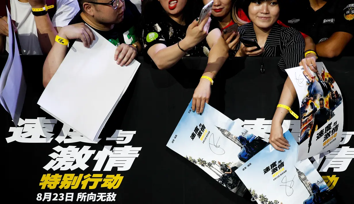 Penggemar menunggu kedatangan Jason Statham dan Dwayne Johnson selama red carpet dalam premiere film 'Fast & Furious: Hobbs & Shaw' di Beijing, China, Senin (5/8/2019). Hobbs and Shaw menempatkan dua aktor laga papan atas, Jason Statham dan Dwayne Johnson sebagai pemeran utama. (AP Photo/Andy Wong)