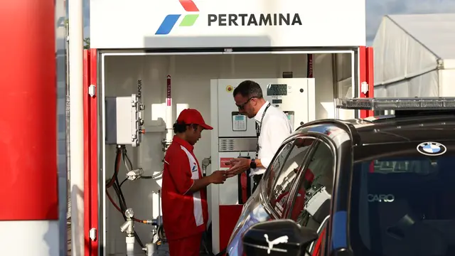 BMW M5 Safety Car MotoGP tampak sedang mengisi bahan bakar Pertamax Turbo di area Sirkuit Mandalika. (Dok. Pertamina)