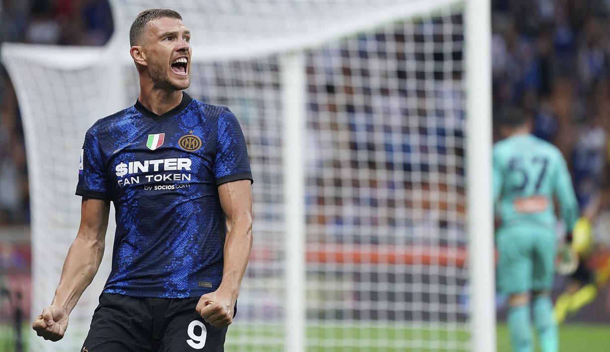 Tak puas dengan keunggulan 3-0, Inter Milan tambah angka di menit ke-87 lewat Edin Dzeko. Striker baru Nerazzurri tersebut berhasil menanduk umpan yang diberikan oleh Arturo Vidal. Skor telak 4-0 bertahan hingga akhir laga. (Foto: AP/Antonio Calanni)