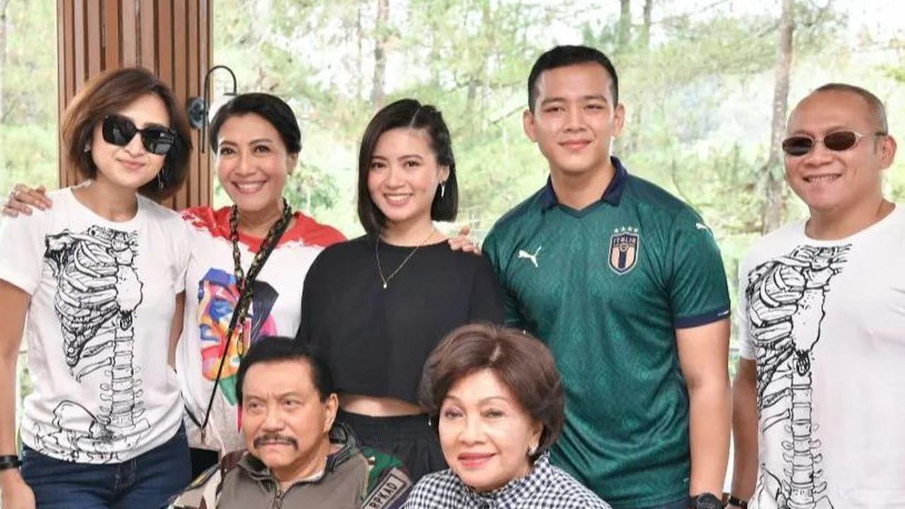 Hetty Andika Perkasa tampak ditemani oleh putrinya Angela Adinda Nurrina. Selain itu, Hetty Andika Perkasa juga ditemani oleh orang tuanya yaitu A.M. Hendropriyono.<br>