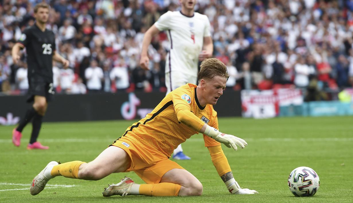 Jordan Pickford menjadi salah satu penjaga gawang terbaik di Euro 2020. Ia tercatat telah melakukan lima clean sheets dari enam pertandingannya dan hanya kebobolan satu kali. Pickford adalah kiper dengan naluri yang baik dan reflek yang cepat dalam membaca bola. (Foto: AP/Pool/Andy Rain)