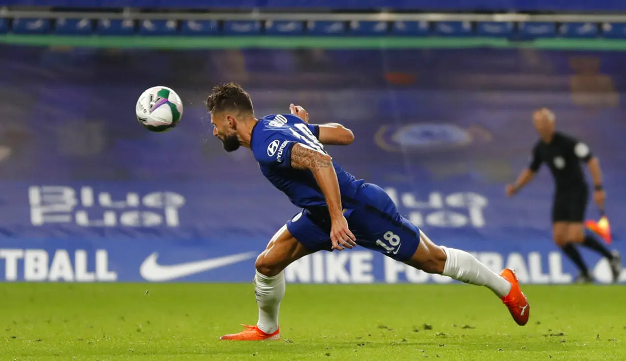 Pemain Chelsea Olivier Giroud mencetak gol ke gawang Barnsley pada pertandingan Piala Liga Inggris di Stamford Bridge, London, Inggris, Rabu (23/9/2020). Chelsea menaklukkan Barnsley 6-0. (AP Photo/Alastair Grant)