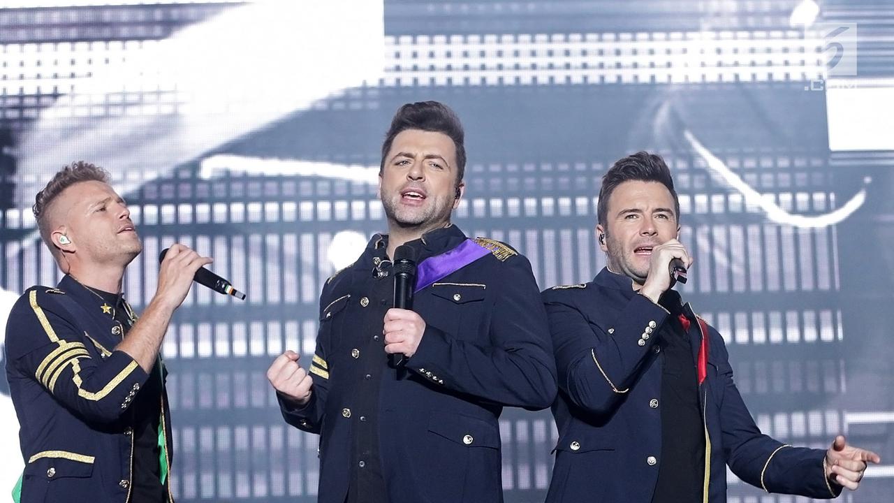 Aksi Westlife Hibur Ribuan Penggemar di Semarang