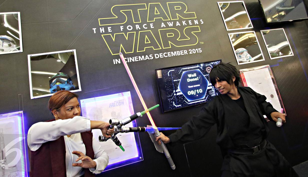 Pria berkostum karakter Star Wars saat menghibur pengunjung yang hadir di wahana dunia petualangan intergalaksi 'Star Wars: The Force Awekens', Senayan City, Jakarta, (7/12).Wahana berlangsung hingga 10 Januari 2016. (Liputan6.com/Immanuel Antonius)