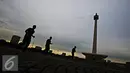 Petugas keamanan berolahraga sore di kawasan Monas, Jakarta, Kamis (31/3/2016). Rutinnya penertiban membuat kawasan Monas kini lebih tertata rapi dan bebas dari PKL. (Liputan6.com/Imamnuel Antonius)