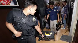 Petugas melakukan olah TKP penemuan bekas tembakan peluru di Lantai 10 Gedung Nusantara I, Jakarta, Rabu (17/10). Bekas tembakan peluru ditemukan di ruang kerja Anggota DPR F-Partai Demokrat Vivi Sumatri dan F-PAN Totok Daryanto. (Liputan6.com/JohanTallo)