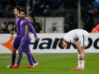 Ekpresi gelandang Tottenham Hotspur Erik Lamela (kanan) usai dikalahkan Fiorentina di laga Liga Europa leg kedua di Stadion Artemio Franchi, Italia (26/2/2015). Fiorentina menang 2-0 atas Tottenham Hotspur. (Reuters/Max Rossi)