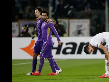 Ekpresi gelandang Tottenham Hotspur Erik Lamela (kanan) usai dikalahkan Fiorentina di laga Liga Europa leg kedua di Stadion Artemio Franchi, Italia (26/2/2015). Fiorentina menang 2-0 atas Tottenham Hotspur. (Reuters/Max Rossi)