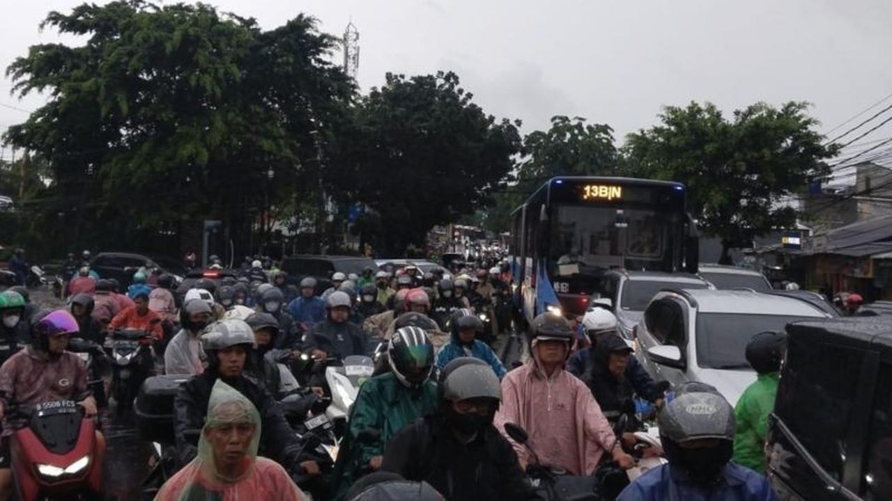 Transjakarta Koridor 13 Terlambat Parah Akibat Banjir Jakarta Pagi Ini