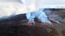 Foto udara pada 22 Desember 2021 menunjukkan gunung berapi Piton de la Fournaise yang meletus di pulau Reunion, Samudra Hindia Prancis. Letusan terjadi di daerah yang sama sekali tidak berpenghuni. (Richard BOUHET/AFP)