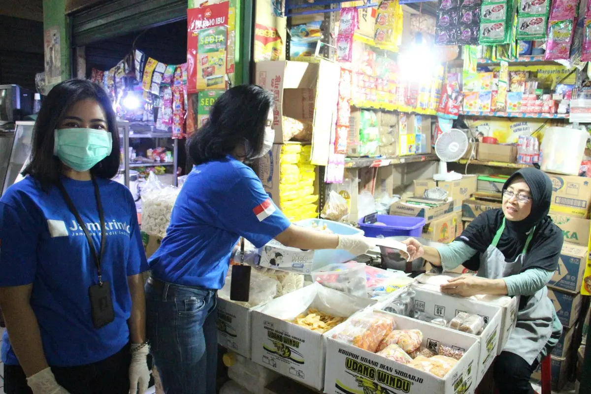 PT Jamkrindo (Persero) membagikan masker, sarung tangan dan hand sanitizer kepada masyarakat