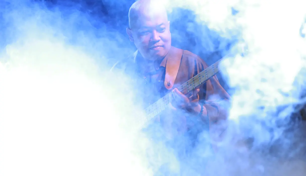 Dari atas panggung, pemilik nama Fariz Rustam Munaf itu juga memuji kedua sahabatnya tersebut dalam bermusik. Tampil bersama band dan musisi kelas atas. Tepuk tangan dari penonton membuat suasana semakin ramai. (Deki Prayoga/Bintang.com)