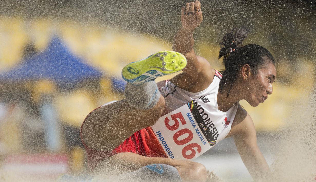 Atlet lompat jauh Indonesia, Maria Londa, melakukan lompatan saat tampil pada ajang SEA Games di Stadion Bukit Jalil, Kuala Lumpur, Jumat (25/8/2017). Maria meraih perak dengan lompatan 6,67 meter. (Bola.com/Vitalis Yogi Trisna)