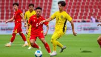 Gelandang Timnas Vietnam U-22 Nguyen Thai Son mencoba merebut penguasaan bola yang dimiliki striker Timnas Malaysia U-22, Abdul Rahman Daud dalam laga terakhir Grup B SEA Games 2025 di Stadion Rajamangala, Bangkok, Thailand, Kamis (11/12/2025). (Dok. FA Malaysia)