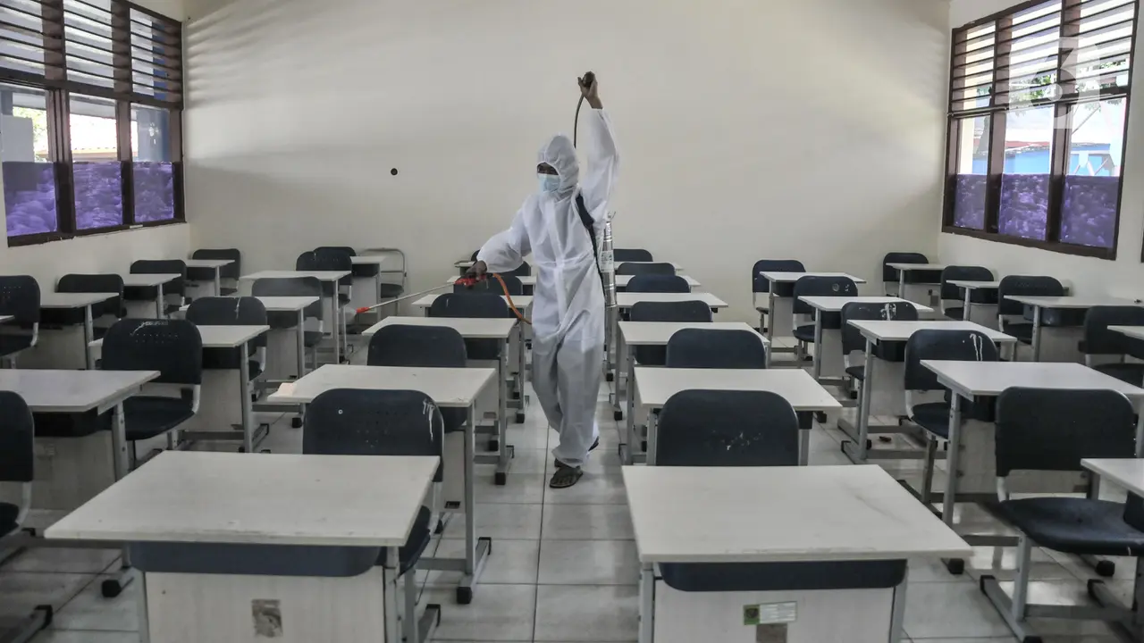 Penyemprotan Disinfektan Rutin di Sekolah saat PTM 100 Persen
