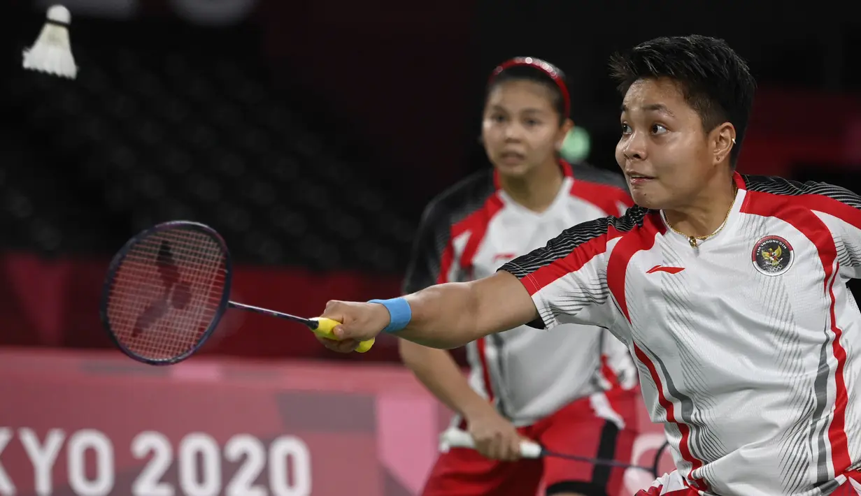 Ganda putri Indonesia Apriyani Rahayu (kanan) dan Greysia Polii bermain melawan Chen Qing Chen dan Jia Yi Fan dari China pada final badminton ganda putri Olimpiade Tokyo 2020 di Musashino Forest Sport, Senin (2/8/2021). Greysia / Apriyani menang 21-19 dan 21-15. (Alexander NEMENOV/AFP)