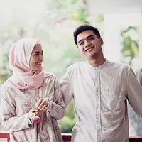Sejak lama istri Ricky Harun memendam keinginannya untuk mengenakan hijab. Namun niat itu urung dilakukan. Belum lama ini, ia mengaku memantabkan hatinya untuk menutup auratnya. (Instagram/herfiza)