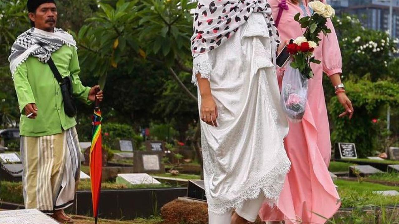 Peziarah datang untuk mendoakan keluarga dan leluhurnya yang telah berpulang. Liputan6.com/Angga Yuniar