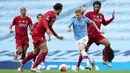 Gelandang Manchester City, Kevin De Bruyne, berusaha melewati bek Liverpool, Virgil Van Dijk, pada laga lanjutan Premier League pekan ke-32 di Stadion Etihad, Jumat (3/7/2020) dini hari WIB. Manchester City menang 4-0 atas Liverpool. (AFP/Dave Thompson/pool)