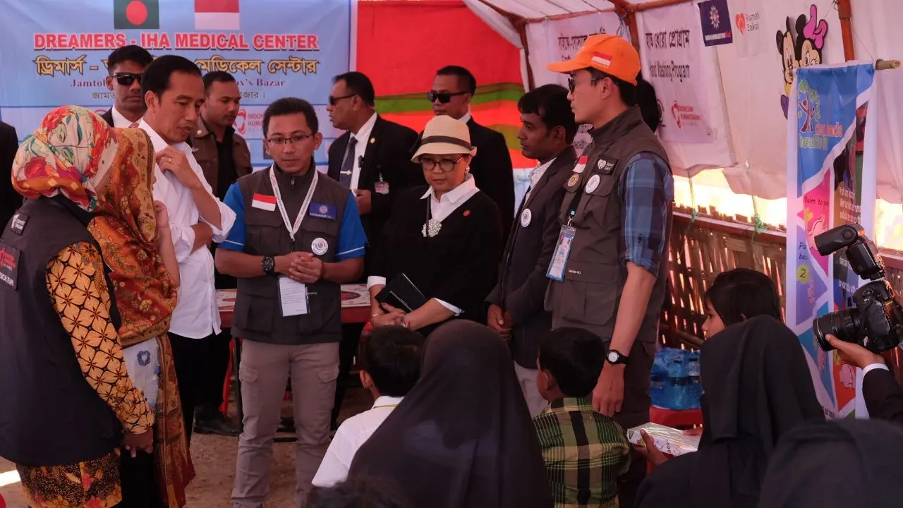 Presiden RI Joko Widodo dan Menteri Luar Negeri Retno Marsudi di kamp pengungsi Rohingya di Jamtoli, Cox's Bazar (28/1/2018) (Sumber: Kementerian Luar Negeri RI)