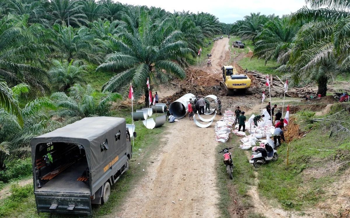FOTO: TNI AD Rampungkan Jembatan Armco Pulihkan Akses Warga Aceh Timur