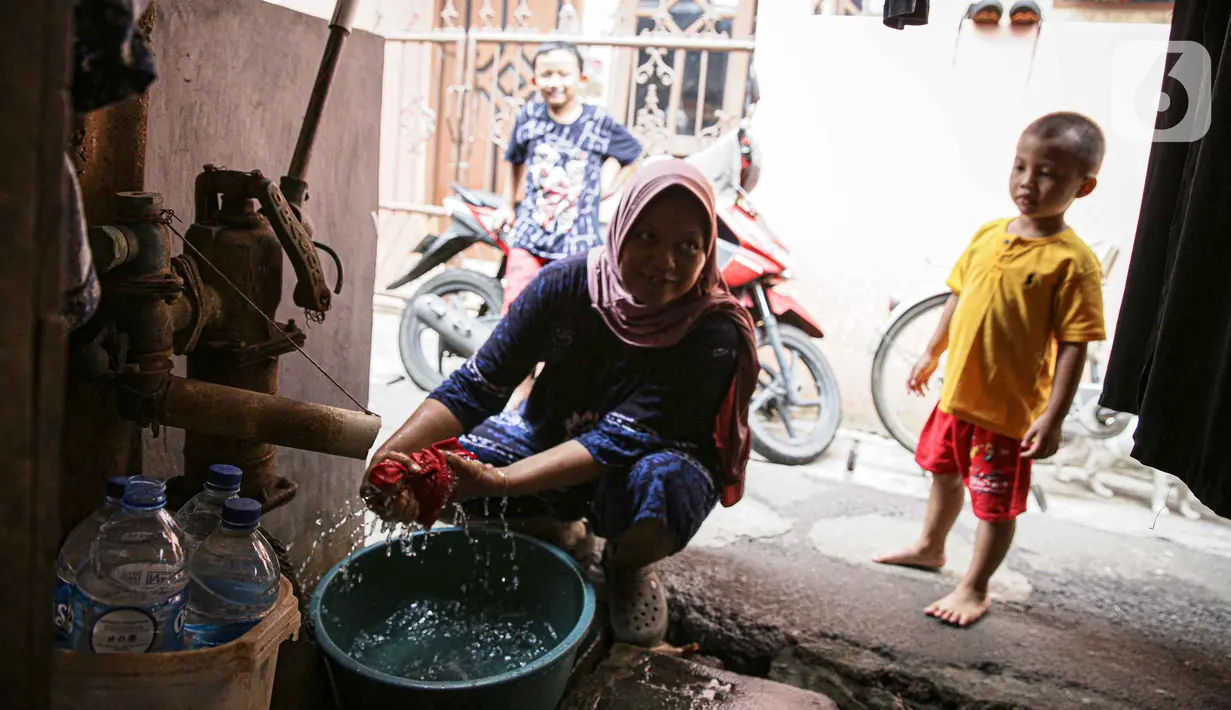 Warga mencuci baju dengan air tanah yang dipompa manual di kawasan Jakarta, Rabu (6/10/2021). Warga Jakarta akan dilarang menggunakan air tanah yang menyebabkan penurunan muka tanah semakin tinggi menyusul upaya dalam mencegah penggunaan air tanah secara terus-menerus. (Liputan6.com/Faizal Fanani)